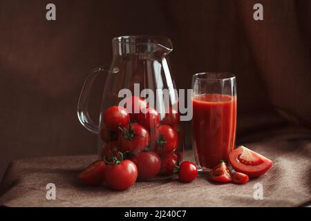 Frische Tomaten Saft in ein Glas Stockfoto