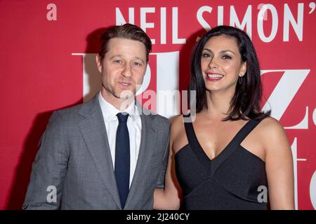 New York, Usa. 28. März 2022. Ben McKenzie und Morena Baccarin nehmen an der Eröffnungsnacht der „Plaza Suite“ in New York City Teil. (Foto von Ron Adar/SOPA Images/Sipa USA) Quelle: SIPA USA/Alamy Live News Stockfoto