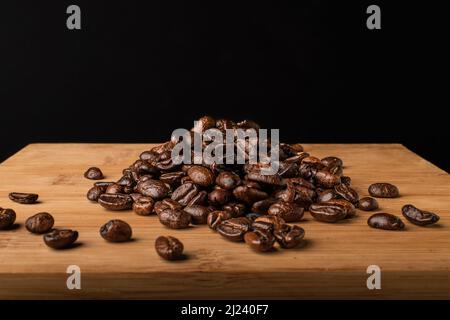 Kaffeebohnen auf hölzernen Hintergrund Stockfoto