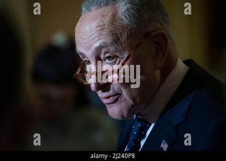 Chuck Schumer (Demokrat von New York), der Mehrheitsführer des US-Senats, hält am Dienstag, den 29. März 2022, Democratâs der Pressekonferenz des Senats im US-Kapitol in Washington, DC, eine Rede. Kredit: Rod Lampey/CNP Stockfoto