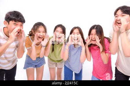 Fröhliche junge Gruppenstudentin, die schrie und etwas ankündigte Stockfoto