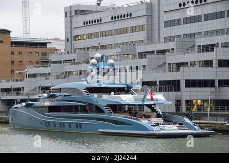 Superyacht PHI Liegeplatz in West India Dock, Canary Wharf, London Stockfoto