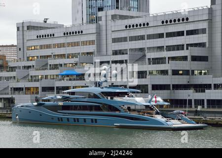 Superyacht PHI Liegeplatz in West India Dock, Canary Wharf, London Stockfoto