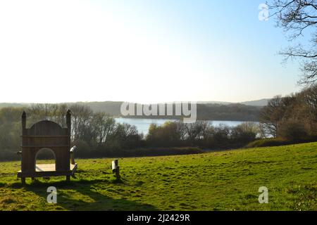 Bough Beech Nature Reserve, Kent, an einem wunderschönen frühen Frühlingstag Ende März. Stausee, See, überflutete Wälder, sanfte Landschaft auf Kent Weald Stockfoto