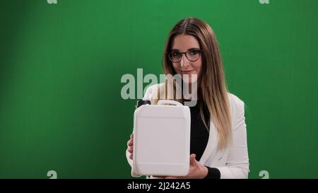 Die junge Frau hält einen Behälter – ideal für Mock-Up Stockfoto