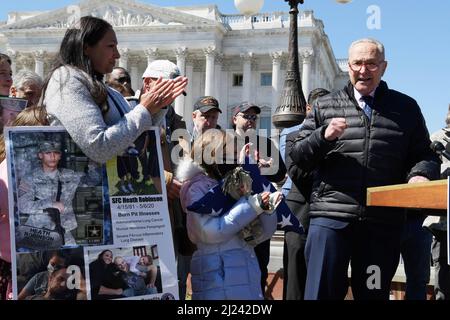 Washington, Usa. 29. März 2022. Chuck Schumer (D-NY), DER Mehrheitsführer DES US-Senators, hält eine Pressekonferenz über die Burn-Pits-Gesetzgebung im Senate Swamp/Capitol Hill in Washington ab. Kredit: SOPA Images Limited/Alamy Live Nachrichten Stockfoto