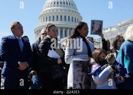 Washington, Usa. 29. März 2022. Ein Mädchen sah, wie es die US-Flagge bei einer Pressekonferenz über die Burn Pits-Gesetzgebung im Senate Swamp/Capitol Hill in Washington DC hielt. Kredit: SOPA Images Limited/Alamy Live Nachrichten Stockfoto