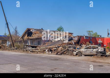 ARABI, LA, USA - 26. MÄRZ 2022: Schwer beschädigte Gebäude und Autos auf der Friscoville Avenue, nachdem der Tornado am 22. März niedergefahren war Stockfoto