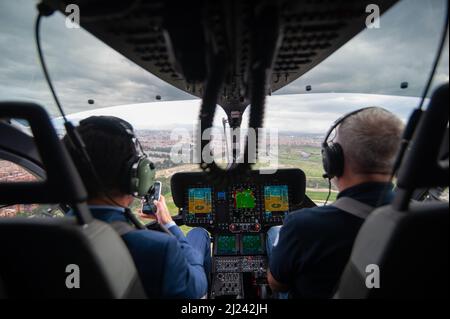 Bogota, Kolumbien, am 29. März 2022. Die Flugbesatzung des Airbus-Piloten, des Hubschraubers H145, während der Präsentation und des Flugtests des Mehrzweckhubschraubers H145 von Airbus Helicopters in Bogota, Kolumbien, am 29. März 2022. Airbus will dieses Hubschraubermodell an Behörden der Regierung und der Streitkräfte in ganz lateinamerika verkaufen. Foto: Sebastian Barros/Long Visual Press Stockfoto