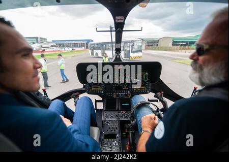 Bogota, Kolumbien, am 29. März 2022. Die Flugbesatzung von Airbus nach der Landung des Hubschraubers H145 während der Präsentation und des Flugtests des Mehrzweckhubschraubers H145 in Bogota, Kolumbien, am 29. März 2022. Airbus will dieses Hubschraubermodell an Behörden der Regierung und der Streitkräfte in ganz lateinamerika verkaufen. Foto: Sebastian Barros/Long Visual Press Stockfoto