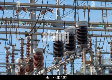 Das Detail eines elektrischen Umspannwerks mit hoher Leistung Stockfoto
