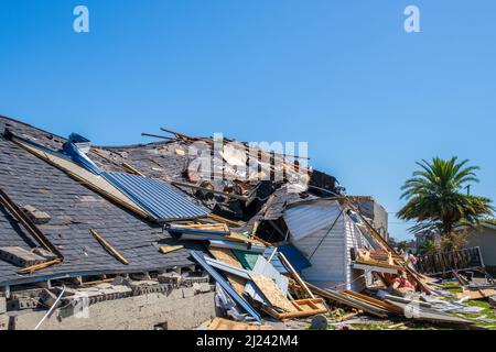 ARABI, LA, USA - 26. MÄRZ 2022: Nahaufnahme eines abgeflachten Daches der Faith World Assembly Church, in dem Stühle und andere Trümmer gezeigt wurden, nachdem der Tornado durchgefegt war Stockfoto