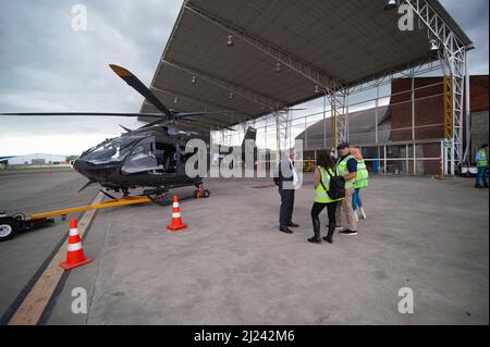 Bogota, Kolumbien, am 29. März 2022. Der airbus H145 Hubschrauber wird bei der Präsentation und dem Flugtest des H145 Mehrzweckhubschraubers in Bogota, Kolumbien, am 29. März 2022 für die Medien gezeigt. Airbus will dieses Hubschraubermodell an Behörden der Regierung und der Streitkräfte in ganz lateinamerika verkaufen. Foto: Sebastian Barros/Long Visual Press Stockfoto