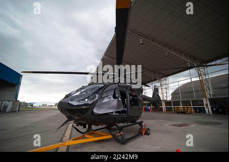 Bogota, Kolumbien, am 29. März 2022. Der airbus H145 Hubschrauber wird bei der Präsentation und dem Flugtest des H145 Mehrzweckhubschraubers in Bogota, Kolumbien, am 29. März 2022 für die Medien gezeigt. Airbus will dieses Hubschraubermodell an Behörden der Regierung und der Streitkräfte in ganz lateinamerika verkaufen. Foto: Sebastian Barros/Long Visual Press Stockfoto