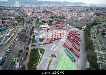 Bogota, Kolumbien, am 29. März 2022. Ein Blick auf die Transmilenio Werft „Portal 80“ von oben während der Airbus Helicopters Präsentation und des Flugtests des H145 Mehrzweckhubschraubers in Bogota, Kolumbien, am 29. März 2022. Airbus will dieses Hubschraubermodell an Behörden der Regierung und der Streitkräfte in ganz lateinamerika verkaufen. Foto: Sebastian Barros/Long Visual Press Stockfoto