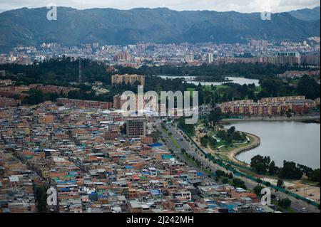 Bogota, Kolumbien, am 29. März 2022. Allgemeine Ansichten von Nord-Bogota während der Airbus Helicopters-Präsentation und des Flugtests des Mehrzweckhubschraubers H145 in Bogota, Kolumbien, am 29. März 2022. Airbus will dieses Hubschraubermodell an Behörden der Regierung und der Streitkräfte in ganz lateinamerika verkaufen. Foto: Sebastian Barros/Long Visual Press Stockfoto