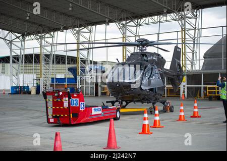 Bogota, Kolumbien, am 29. März 2022. Der airbus H145 Hubschrauber wird bei der Präsentation und dem Flugtest des H145 Mehrzweckhubschraubers in Bogota, Kolumbien, am 29. März 2022 für die Medien gezeigt. Airbus will dieses Hubschraubermodell an Behörden der Regierung und der Streitkräfte in ganz lateinamerika verkaufen. Foto: Sebastian Barros/Long Visual Press Stockfoto