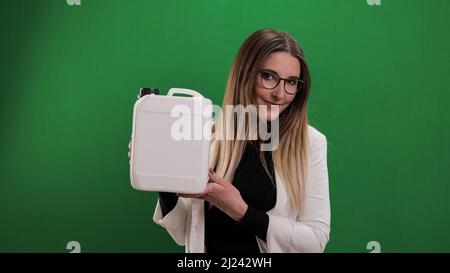 Die junge Frau hält einen Behälter – ideal für Mock-Up Stockfoto