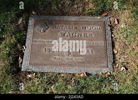 Los Angeles, California, USA 21. March 2022 Ein allgemeiner Blick auf die Atmosphäre des Grabes der Schauspielerin Natalie Wood im Pierce Brothers Westwood Village Memorial Park am 21. März 2022 in Los Angeles, Kalifornien, USA. Foto von Barry King/Alamy Stockfoto Stockfoto