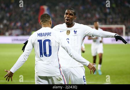 Kylian Mbappe aus Frankreich feiert sein zweites Tor mit Paul Pogba während des Internationalen Freundschaftsspiels zwischen Frankreich und Südafrika am 29. März 2022 im Stade Pierre Mauroy in Villeneuve-d'Ascq bei Lille, Frankreich - Foto Jean Catuffe / DPPI Stockfoto