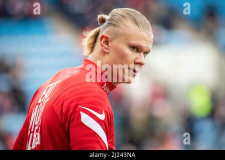 Oslo, Norwegen. 29. März 2022. Erling Haaland (9) aus Norwegen wärmt sich vor dem Fußballfreundschaftsspiel zwischen Norwegen und Armenien im Ullevaal Stadion in Oslo auf. (Foto: Gonzales Photo/Alamy Live News Stockfoto
