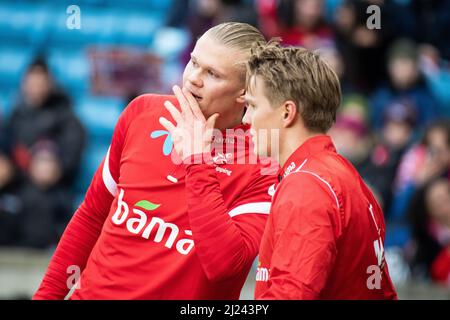 Oslo, Norwegen. 29. März 2022. Erling Haaland (9) aus Norwegen wärmt sich vor dem Fußballfreundschaftsspiel zwischen Norwegen und Armenien im Ullevaal Stadion in Oslo auf. (Foto: Gonzales Photo/Alamy Live News Stockfoto