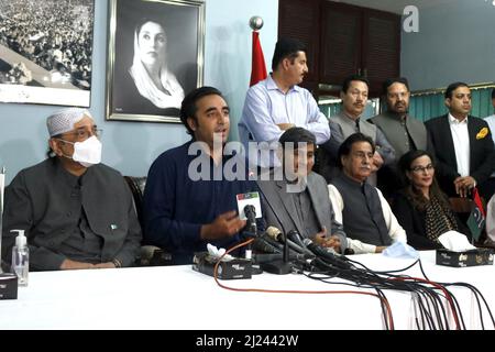 Islamabad, Pakistan. 29. März 2022. Asif Ali Zardari und der Vorsitzende der PPP Bilawal Bhutto Zardari-Pressekonferenz in Islamabad. (Bild: © Pacific Press via ZUMA Press Wire) Stockfoto