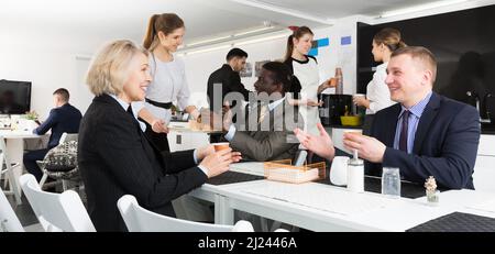 Geschäftsleute unterhalten sich beim Kaffee Stockfoto