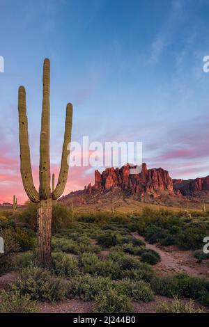 Die Superstition Mountains mit einem Saguaro Kaktus bei Sonnenuntergang in der Wüste von Arizona Stockfoto