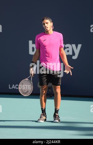 Gardens, Florida am 29. März 2022: Francisco Cerundolo (ARG) besiegte Frances Tiafoe (USA) 6-7 (2-7), 7-6 (7-3), 6-2, bei den Miami Open, die am 29. März 2022 im Hard Rock Stadium in Miami Gardens, Florida, gespielt wurden: © Karla Kinne/Tennisclix/CSM Stockfoto