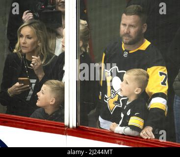 Pittsburgh, Usa. 29. März 2022. Pensionierte Pittsburgh Steelers Ben Roethlisberger und seine Familie beobachten Aufwärmungen vor dem Spiel mit Pittsburgh Penguins und den New York Rangers in der PPG Paints Arena in Pittsburgh am Sonntag, den 29. März 2022. Foto von Archie Corper/UPI Credit: UPI/Alamy Live News Stockfoto