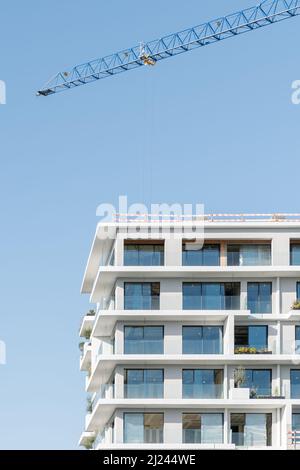 Ein Kran über einem Gebäude, das in der Stadt im Bau ist Stockfoto
