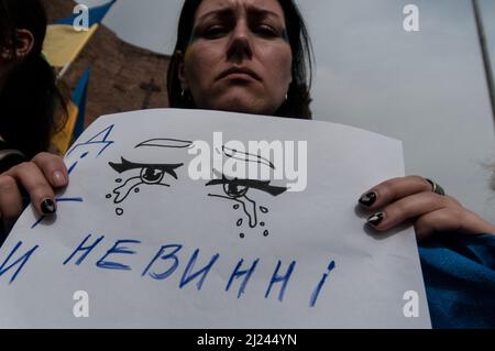 Rom, Italien. 27. März 2022. Ukrainische Bürger und Unterstützer demonstrieren gegen den Krieg in der Ukraine. (Bild: © Andrea Ronchini/Pacific Press via ZUMA Press Wire) Stockfoto