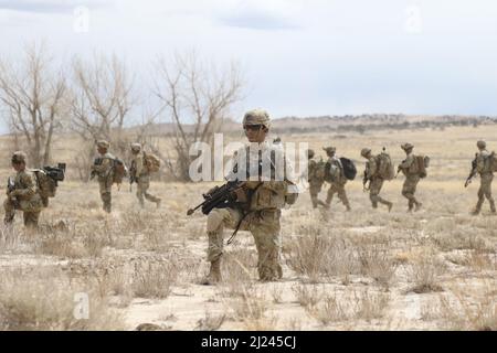 Ein Soldat, der der C-Truppe zugewiesen wurde, 3. Squadron, 61. Kavallerieregiment, 2. Stryker Brigade, 4. Infanteriedivision, Bietet Sicherheit für ihre Bildung, während sie während des Betriebs Steel Eagle in Fort Carson, Colorado, zu einem Beobachtungsposten bewegt wird, 29. März 2022. Die Operation Steel Eagle ist eine Brigade-weite Übung, die zur Integration von Manövrierkräften, Artillerieböden und der Sammlung von Informationen entwickelt wurde. Foto der US-Armee von Maj. Jason Elmore. Stockfoto