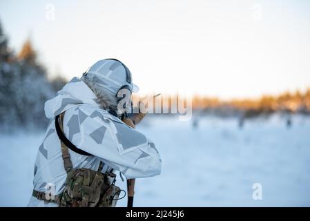 Ein Flieger mit dem 123. Special Tactics Squadron der Kentucky Air National Guard feuert ein M4 Gewehr auf eine Reichweite in Grubbbnäsudden, Schweden, am 13. Januar 2022. 15 Mitglieder der STS von 123. – darunter Kampfkontrolleure; Paraskuemen; Spezialaufklärer; Durchsuchung, Ausweichmanöver, Widerstands- und Fluchttruppen sowie Unterstützung von Airmen – kamen hierher, um ihre Beziehung zu europäischen Partnern während eines Schulungskurses zum arktischen Krieg auszubauen. (USA Foto der Air National Guard von Phil Speck) Stockfoto