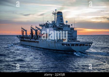 220322-N-PC065-2004 ATLANTISCHER OZEAN – der Nachschuböler der Henry J. Kaiser-Flotte USNS Kanawha (T-AO 196) fährt vor dem Amphibienschiff USS Arlington (LPD 24) der San Antonio-Klasse vor einem Nachschub auf See, dem 22. März 2022. Arlington ist im Atlantischen Ozean tätig, um Marinestützungen zu unterstützen, um die maritime Stabilität und Sicherheit zu wahren, um den Zugang zu gewährleisten, Aggressionen abzuwehren und die Interessen der Verbündeten und Partner der USA zu verteidigen. (USA Navy Foto von Mass Communication Specialist 1. Klasse John Bellino) Stockfoto