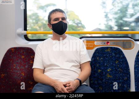 Traurigkeit Mann sitzt in einem Zug Stockfoto