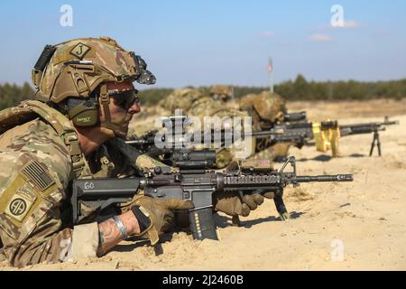 Fallschirmjäger mit 1. Bataillons, 505. Fallschirmjäger-Infanterie-Regiment, 3. Brigade Combat Team, 82. Airborne Division bereiten sich darauf vor, während einer kombinierten Waffen-Live-Feuerübung im Südosten Polens im März 17 mit ihren polnischen Alliierten, die der polnischen 19. Mechanized Brigade zugeordnet sind, voranzukommen. Das 3. Brigade Combat Team, 82. Airborne Division, wird zur Unterstützung des U.S. European Command eingesetzt, um unsere NATO-Verbündeten in der Region zu versichern und jede zukünftige Aggression abzuschrecken. (USA Army Photo von Sgt. Garrett Ty Whitfield) Stockfoto