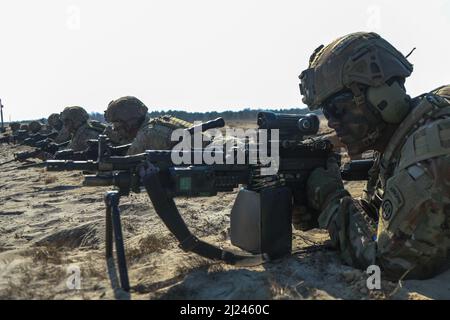 Ein Fallschirmjäger aus dem Bataillon 1., 505. Fallschirmjäger-Infanterie-Regiment, 3. Brigade Combat Team, 82. Airborne Division bemannt seine M249 Squad Automatic Waffe, während er seinen Sektor während einer kombinierten Waffen-Live-Feuerübung im Südosten Polens, März 17, scannt. Die Fallschirmjäger trainierten mit ihren Alliierten, die der polnischen 19. Mechanisierten Brigade zugeteilt wurden, um unsere taktische Ausbildung zu verbessern und die Interoperabilität zu erhöhen. Das 3. Brigade Combat Team, 82. Airborne Division, wird zur Unterstützung des U.S. European Command eingesetzt, um unsere NATO-Alliierten zu versichern und jede zukünftige Aggression abzuschrecken. (USA Army Photo von Sgt. Garrett T Stockfoto