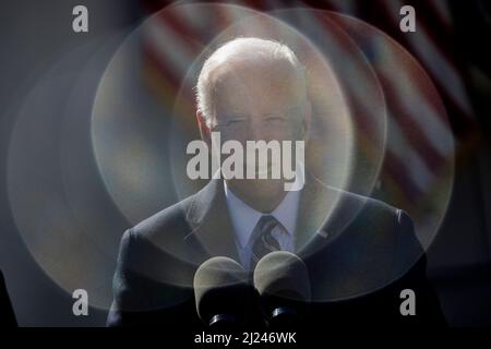 Washington, DC, USA. 29. März 2022. US-Präsident Joe Biden spricht nach der Unterzeichnung von H.R. 55, der „Emmett bis Antilynching Act, während einer Zeremonie im Rosengarten des Weißen Hauses in Washington, DC, USA, am Dienstag, den 29. März, 2022. Die Maßnahme, die das Lynchen zu einem föderalen Hassverbrechen macht, ist nach Emmett Till benannt, der 1955 im Alter von 14 Jahren in Mississippi gelyncht wurde. Quelle: Samuel Corum/Pool via CNP/dpa/Alamy Live News Stockfoto