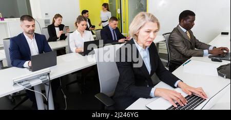 Leitende Geschäftsfrau konzentrierte sich auf die Arbeit mit einem Laptop Stockfoto