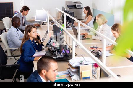 Multirassische Gruppe erfolgreicher Geschäftsleute bei der täglichen Arbeit in modernen Co-Working-Räumen Stockfoto