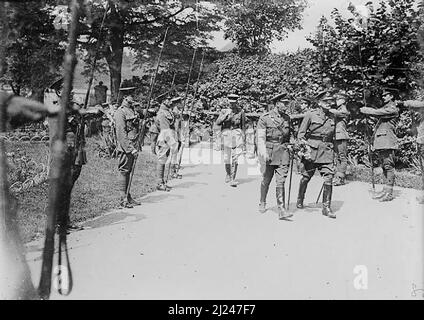 Seiner Majestät des Königs mit Sir Douglas Haig, im Commander-in-chief's Chateau (Advanced GHQ) bei Beauquesne, 8. August 1916. Schutz der Ehre vom 17 Lancers unter Kapitän Schwarz Stockfoto
