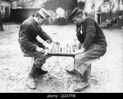 Deutsche Gefangene spielen Schach, Querrieu, Oktober 1916. Der Mann auf der linken Seite machte das Schachspiel Stockfoto