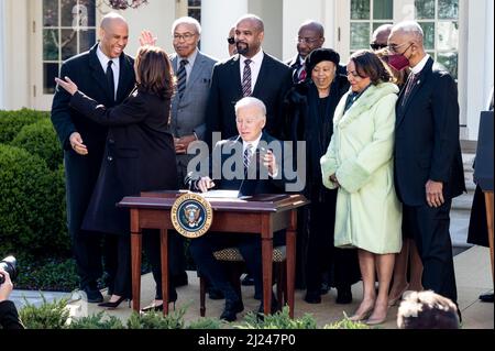 Washington, DC, USA. 29. März 2022. 29. März 2022 - Washington, DC, USA: Präsident JOE BIDEN unterzeichnet den Emmett Till Antilynching Act. (Bild: © Michael Brochstein/ZUMA Press Wire) Stockfoto