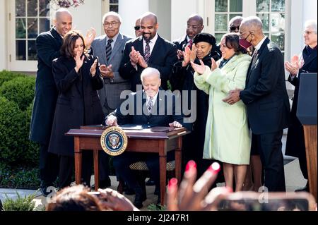 Washington, DC, USA. 29. März 2022. 29. März 2022 - Washington, DC, USA: Präsident JOE BIDEN unterzeichnet den Emmett Till Antilynching Act. (Bild: © Michael Brochstein/ZUMA Press Wire) Stockfoto