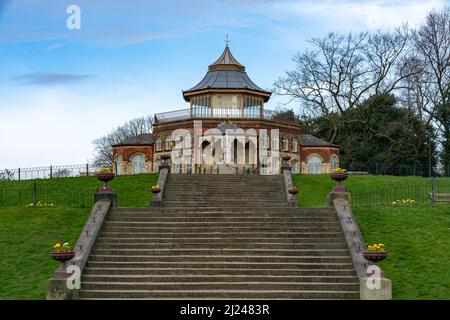 The Pavilion, Menses Park, Wigan, England. Viktorianischer Pavillon aus dem 19.. Jahrhundert in einem öffentlichen Park mit blauem Himmel. Stockfoto