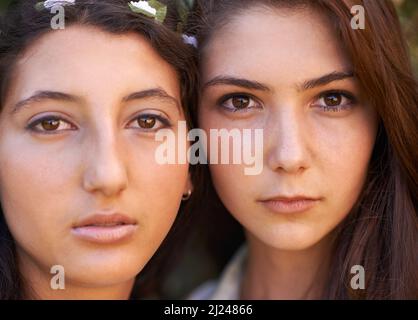 Lassen Sie sich nicht von Ihrer Leere täuschen, denn es gibt so viel Platz für Glück. Nahaufnahme von zwei jungen Freunden, die Zeit miteinander verbringen. Stockfoto