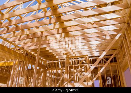 Neue Hauskonstruktion innen mit Holzdachbinder freiliegende Rahmung Stockfoto