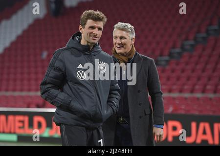 Amsterdam, Niederlande. 29. März 2022. Von links: Thomas MÜLLER (GER) mit Bastian SCHWEINSTEIGER nach dem Ende des Spiels. Fußball Laenderspiel Niederlande - Deutschland 1-1 am 29.. März 2022 in Amsterdam Johan Cruyff Arena. Sven Simon Photo Agency GmbH & Co. Press Photo KG # Princess-Luise-Str. 41 # 45479 M uelheim/R uhr # Tel 0208/9413250 # Fax. 0208/9413260 # GLS Bank # BLZ 430 609 67 # Kto. 4030 025 100 # IBAN DE75 4306 0967 4030 0251 00 # BIC GENODEM1GLS # www.svensimon.net ##die UEFA-Vorschriften verbieten die Verwendung von Fotos als Bildsequenzen und/oder quasi-Video##. Kredit: dpa Bild Stockfoto